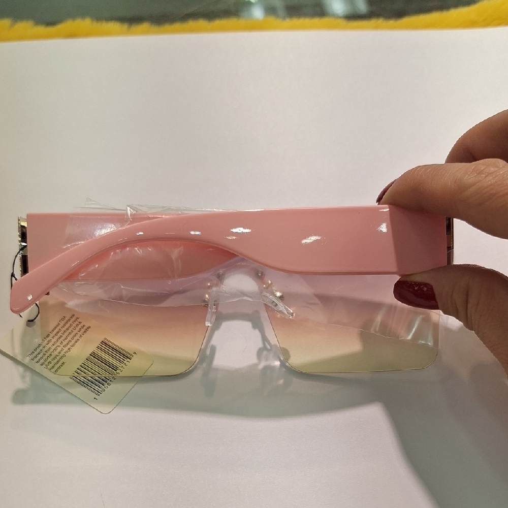 Gradient Oversized Sunglasses with Gold Accents - Picture 2 of 3